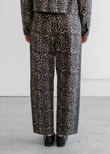 Load image into Gallery viewer, Brunette The Label Twill Barrel Pants
